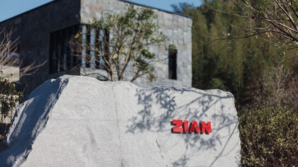 ZIAN Gallery, located in the Yuhang District of Hangzhou, with its main space rising in the garden beneath the sky and surrounded by grass and trees. Courtesy of ZIAN Gallery